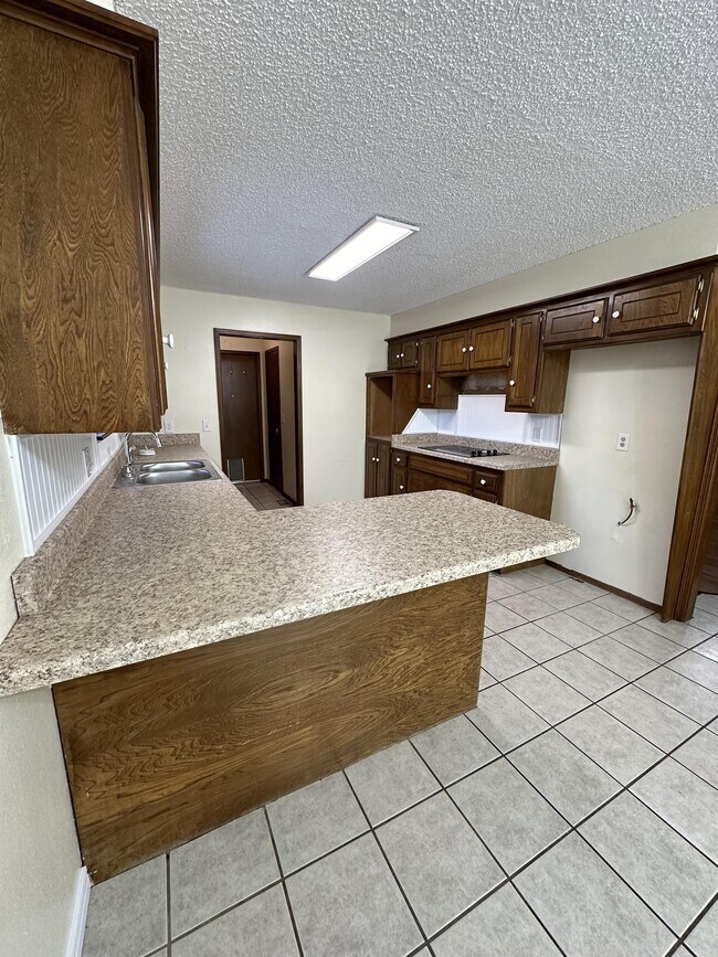 Building Photo - 1321 Alviola Ave