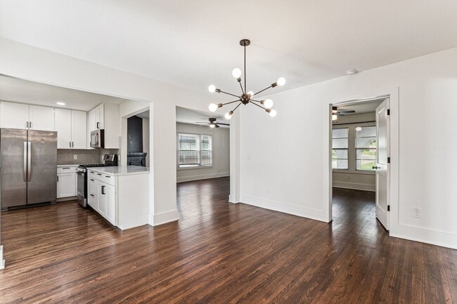 Foto del edificio - Midtown 3/2 with 2 Car Garage!