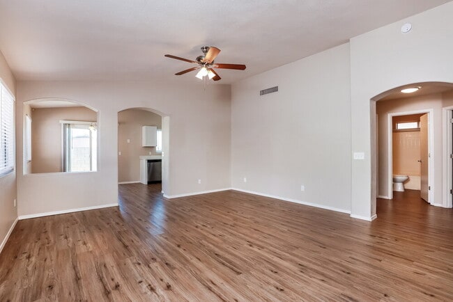 Building Photo - 9009 E Kinross Dr