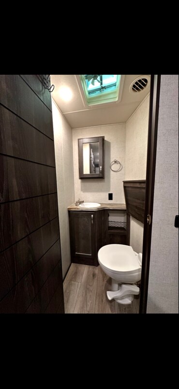 Foto del edificio - 1312 Brandonwood Dr