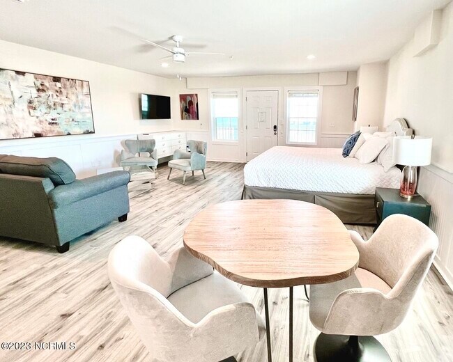 Foto del edificio - 605 N Topsail Dr