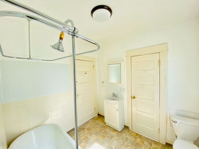 Foto del edificio - 2058 14th Ave W