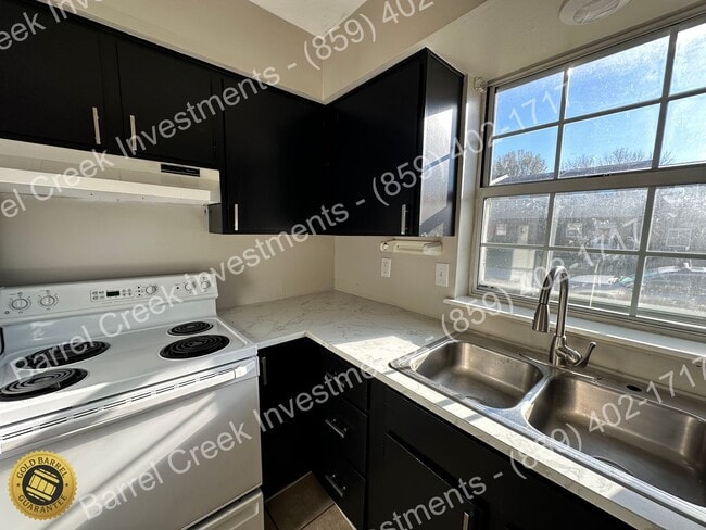 Building Photo - 2-Bed 1.5-Bath Townhome