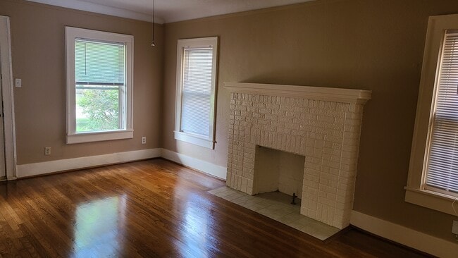 living room - 1610 Castle Ct