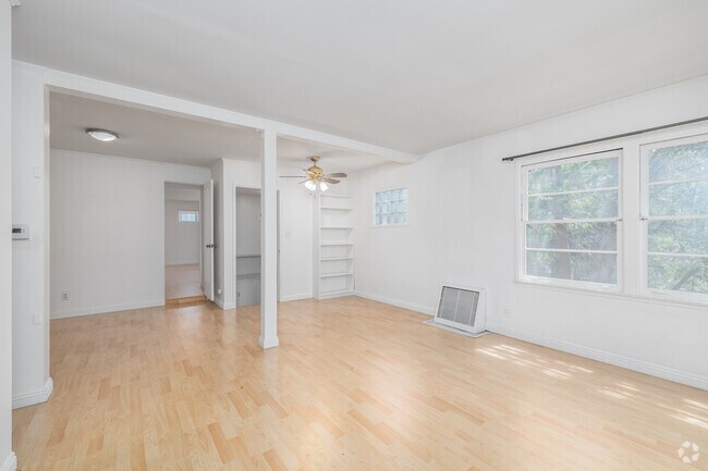 1 habitación, 1 baño - 950 pies cuadrados - Sala de estar - 925 1/2 Tularosa Dr