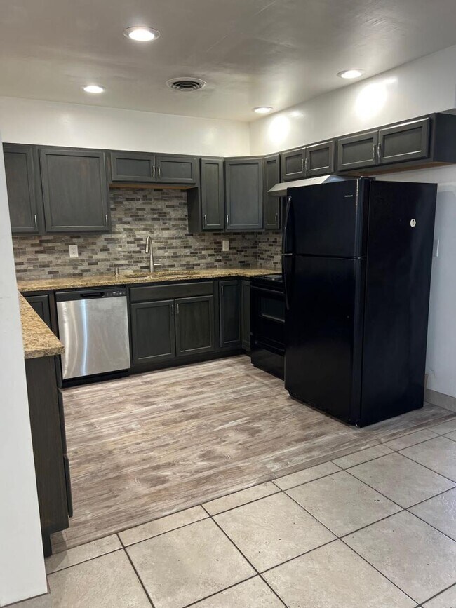 Building Photo - 4.0 bedroom in St. Petersburg Florida 33703
