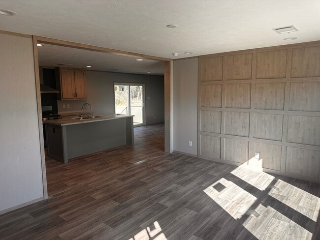 Building Photo - MOVE IN READY!