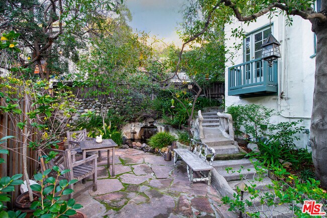 Foto del edificio - 8066 Woodland Ln
