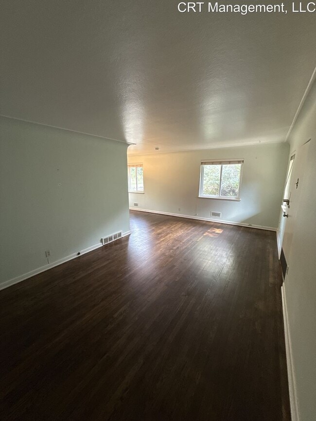 Building Photo - Charming 2-Bedroom Duplex in the Heart of ...