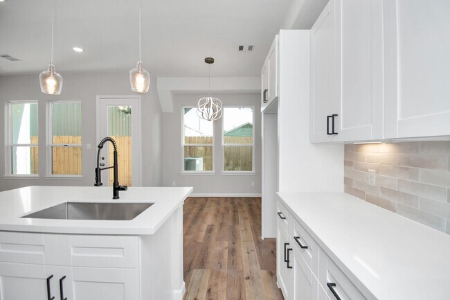 Building Photo - 2355 Hoskins Dr