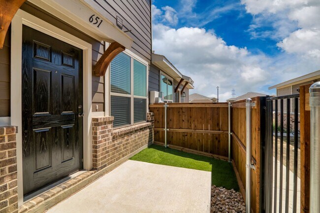 Building Photo - GORGEOUS 2 BEDROOM FOUR PLEX LOCATED IN MI...