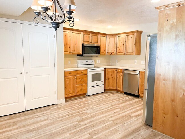 Building Photo - 2 Bed 1.5 Bath Townhome with 2 stall carport