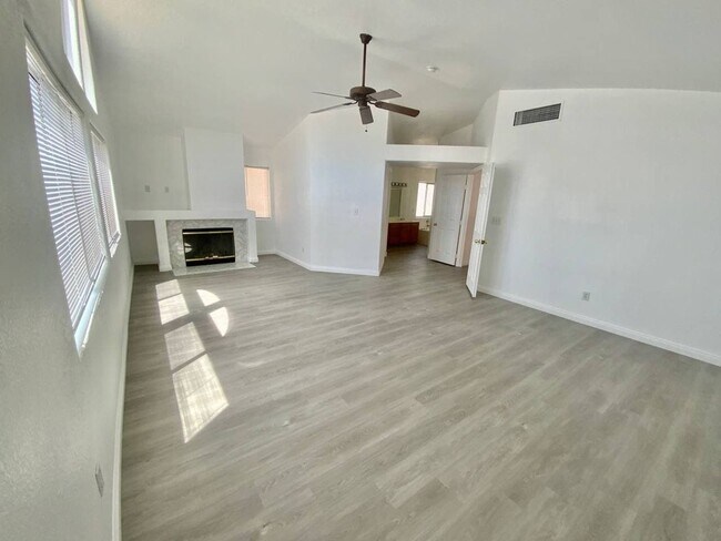 Foto del edificio - AVAILABLE NOW! SPACIOUS 4 BEDROOM/ 3 CAR G...