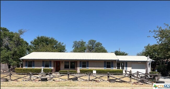 Building Photo - 1904 Forest Hills Dr