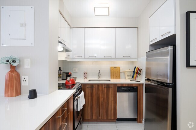 L'Appartement
REMI RELIEF/レミ レリーフ　HOODIE 5-7 Park P'ace, Westmount, QC H3Z 2K4 Apartments - 5-7 Park