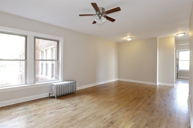Foto del edificio - 2448 W Addison St