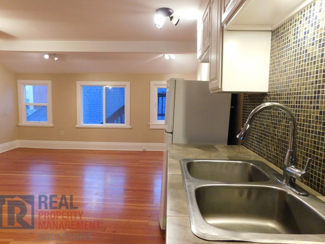 Primary Photo - Classic Craftsman Top Floor Unit in Nob Hill!