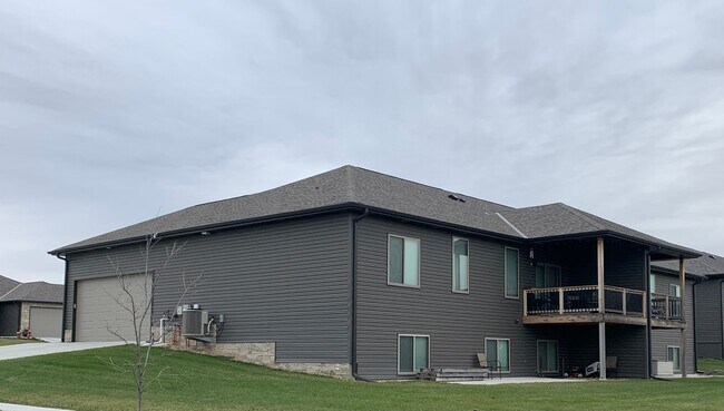 Building Photo - Daylight ranch townhome with 2 stall garage.  Private driveway and covered deck. high end finishe...