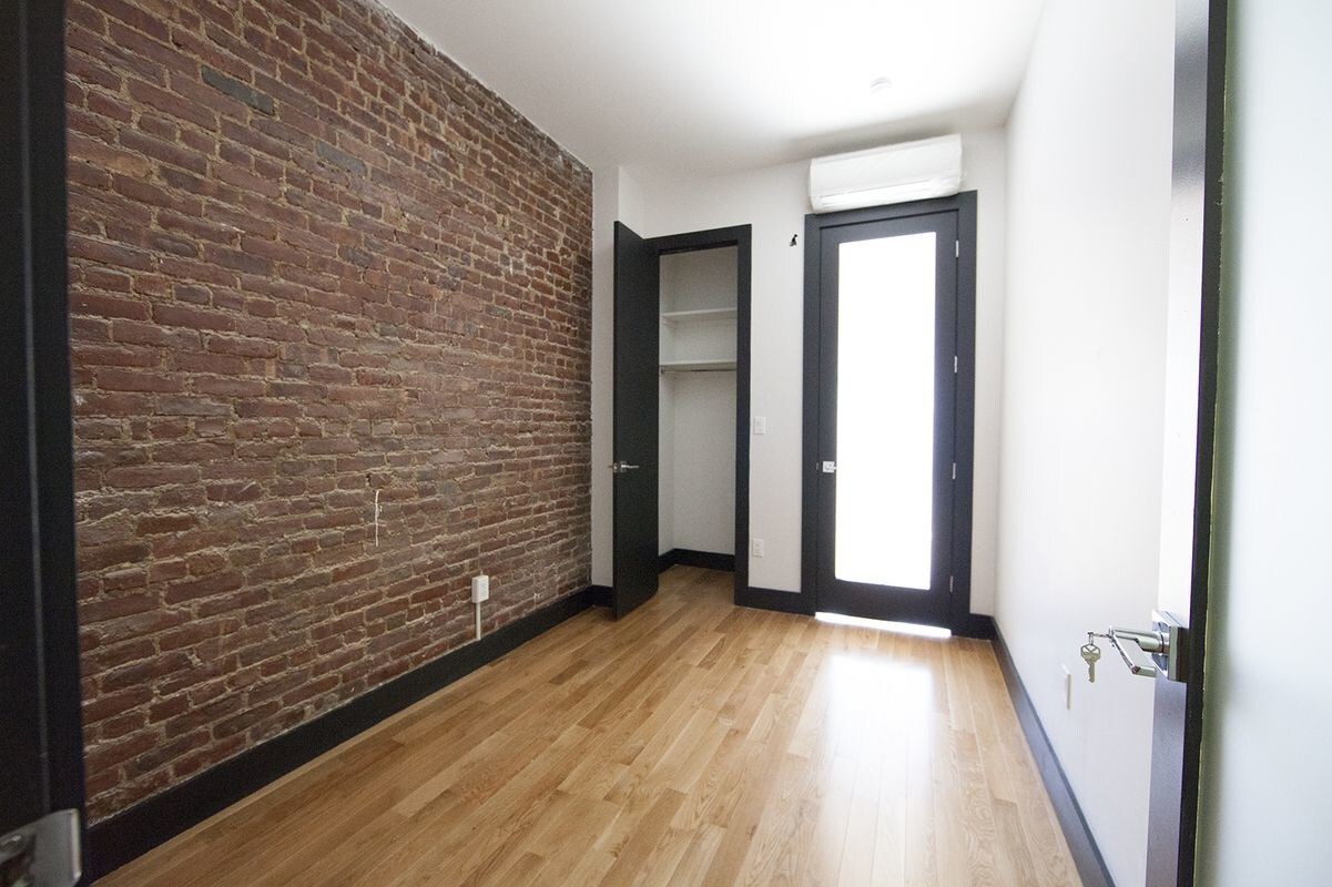 Primary Photo - 129 Thames St