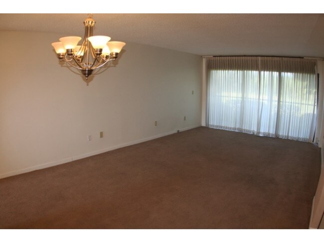 Foto del edificio - 3300 Cove Cay Dr