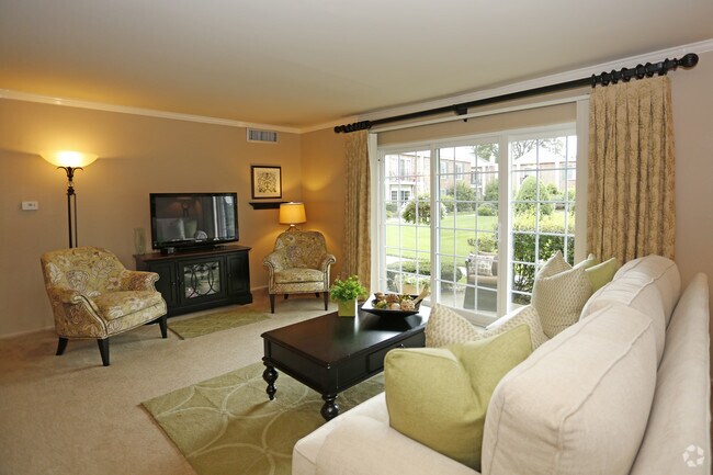 2HAB, 1.5BA - 1,050 FT² - Sala de estar - Courts Of Williamsburg