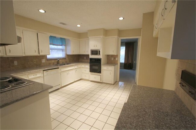 Building Photo - 2922 Fairway Dr