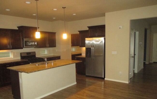 Building Photo - 3BD/2.5BA South Hill Puyallup Home - Stainless Appliances, Two Fireplaces & W/D Included