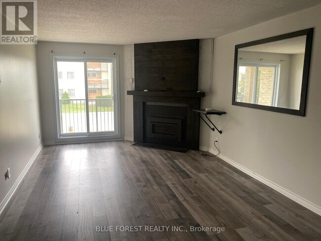 Building Photo - 737-737 Deveron Crescent