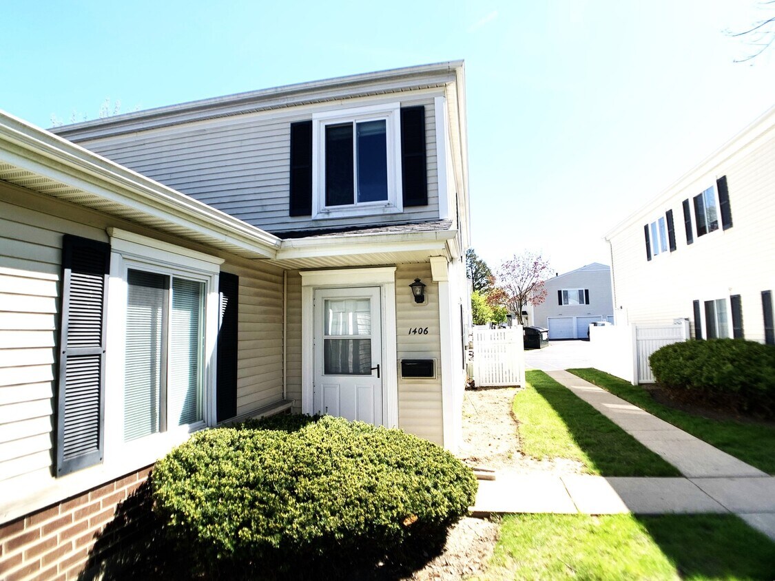 1406 Cove Dr, Prospect Heights, IL 60070 Townhome Rentals in Prospect