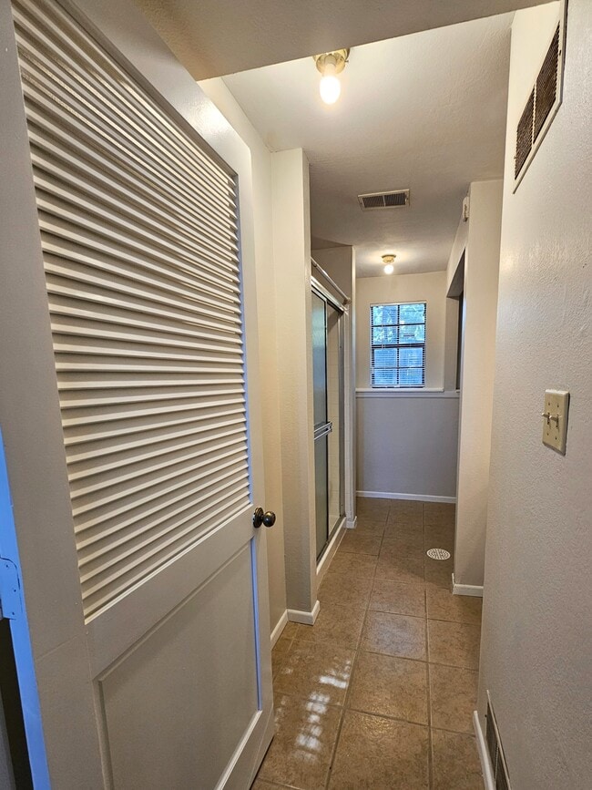 Building Photo - 10904 Mckinley Dr