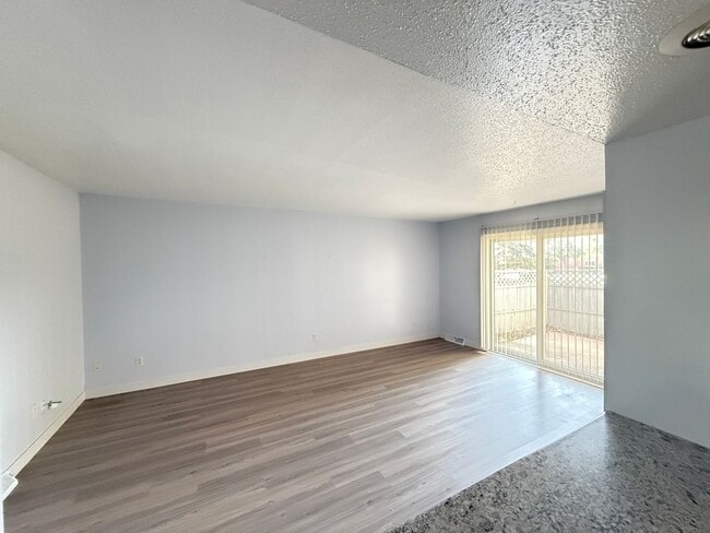 Building Photo - 432 Amherst Dr