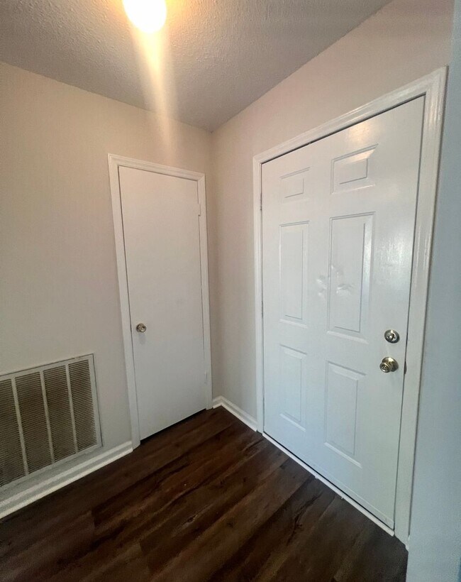 Foto del edificio - Brick one level home, Live Oak Tree, 3-4 bedrooms, fenced yard, deck.