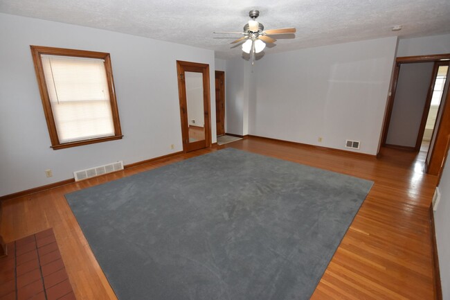 Foto del edificio - 3 Bedroom, 1 1/2 Bath Home in Greenfield