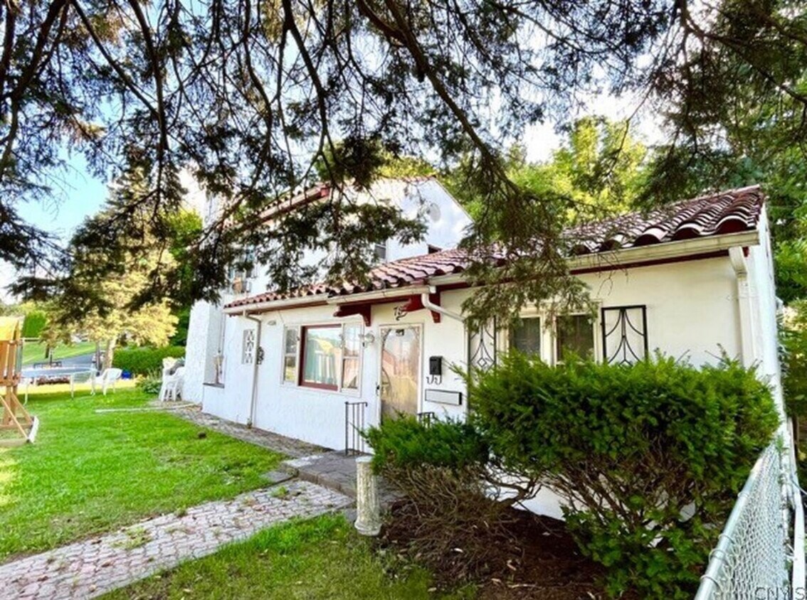 Foto del edificio - 799 Woods Rd