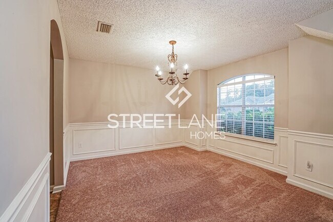 Building Photo - NOW OFFERING FIRST FULL MONTH FREE!