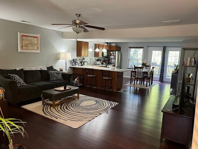 Building Photo - 5678 Vinca Ln