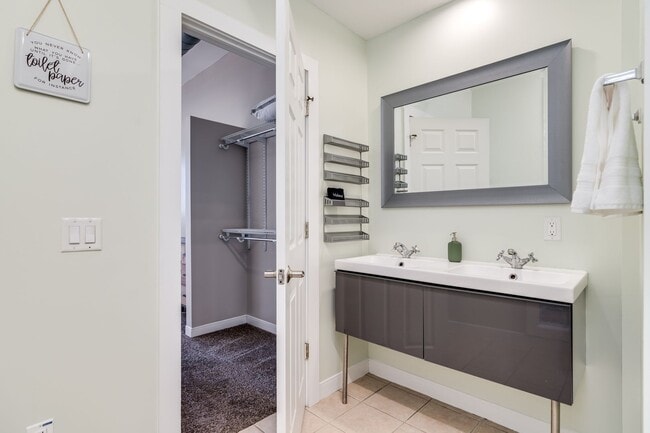 Building Photo - Urban Luxury with Stunning City Views – 2B...