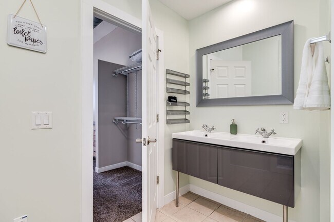 Foto del edificio - Urban Luxury with Stunning City Views – 2BR/2BA in Over-the-Rhine