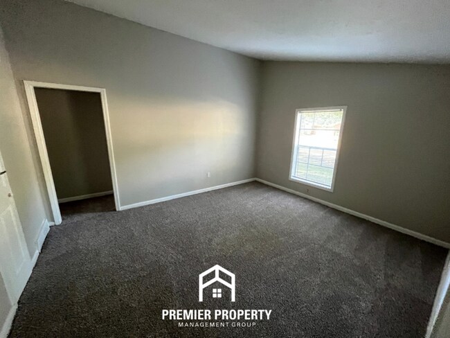 Foto del edificio - Charming 3BR/1.5BA in 38118 | Vaulted Ceilings, Fireplace & Formal Dining