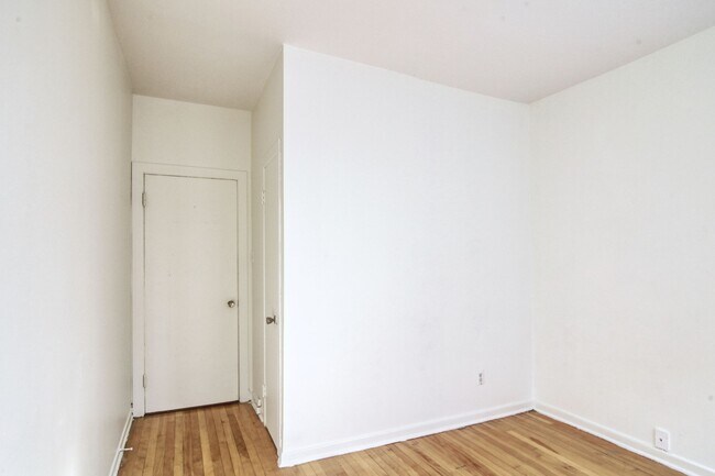 Building Photo - 3495 Av Van Horne