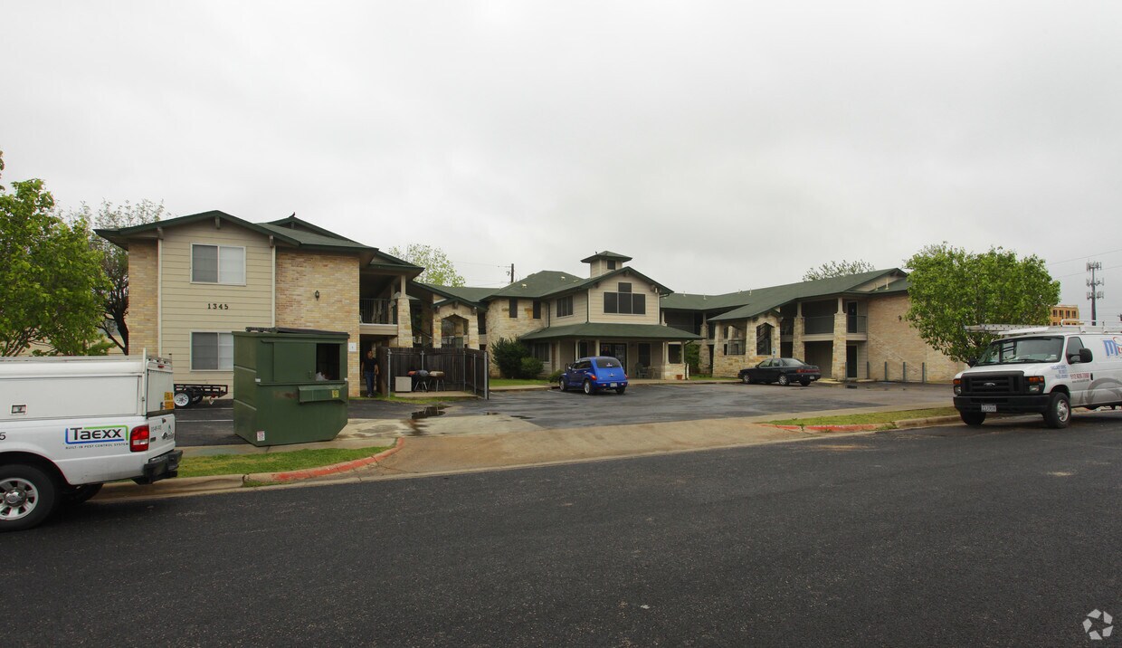 Primary Photo - 1345-1347 Lamar Square Dr