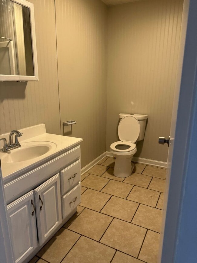 Building Photo - 2 bed 1 bath
