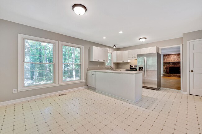 Building Photo - 3 Bedroom 2 Bath Home With Large Fenced Ya...