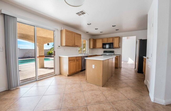 Building Photo - Cute 5 Bedroom Home with Pool and Spa!