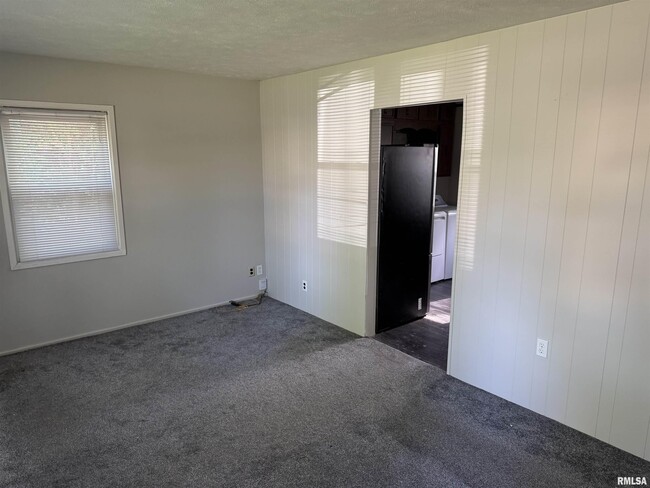 Building Photo - 7115 N Oak St