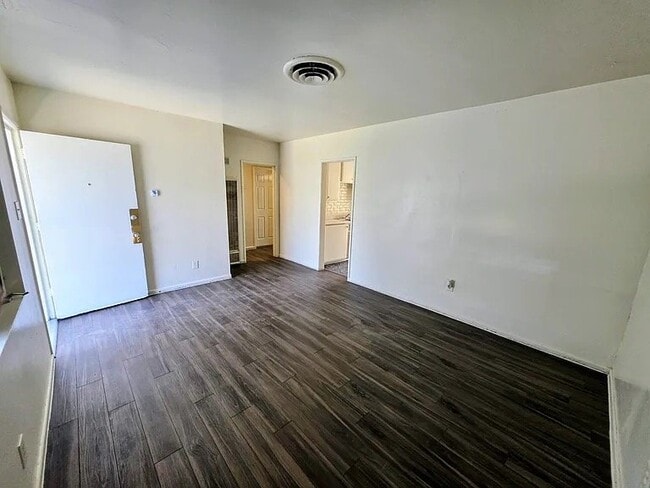 Foto del edificio - 5948 Elmwood Rd