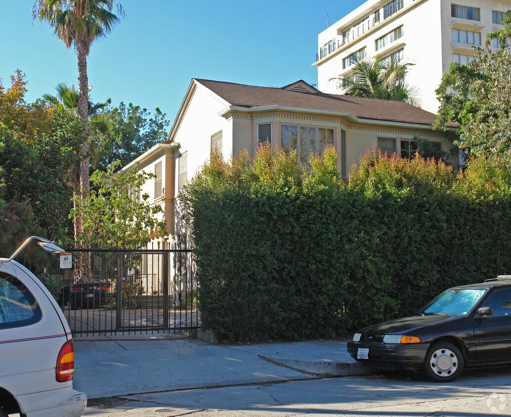 Primary Photo - 1807-1811 Grace Ave