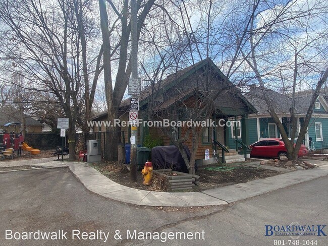 Foto del edificio - 2 br, 1 bath House - 422 E Van Ness Place