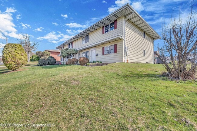 Building Photo - 809 Moosic Rd