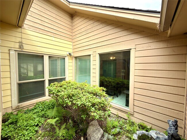 Foto del edificio - 14834 Charlmont Dr